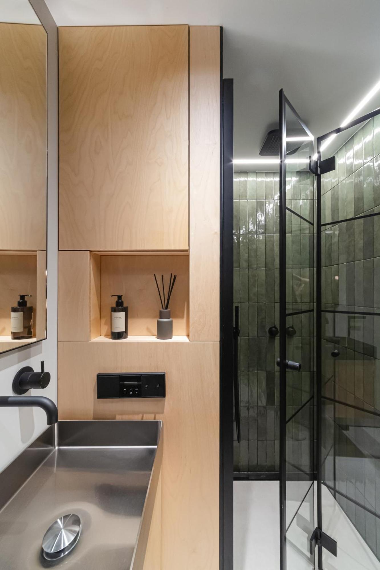 Stylish Designer Loft In Trendiest District Apartment