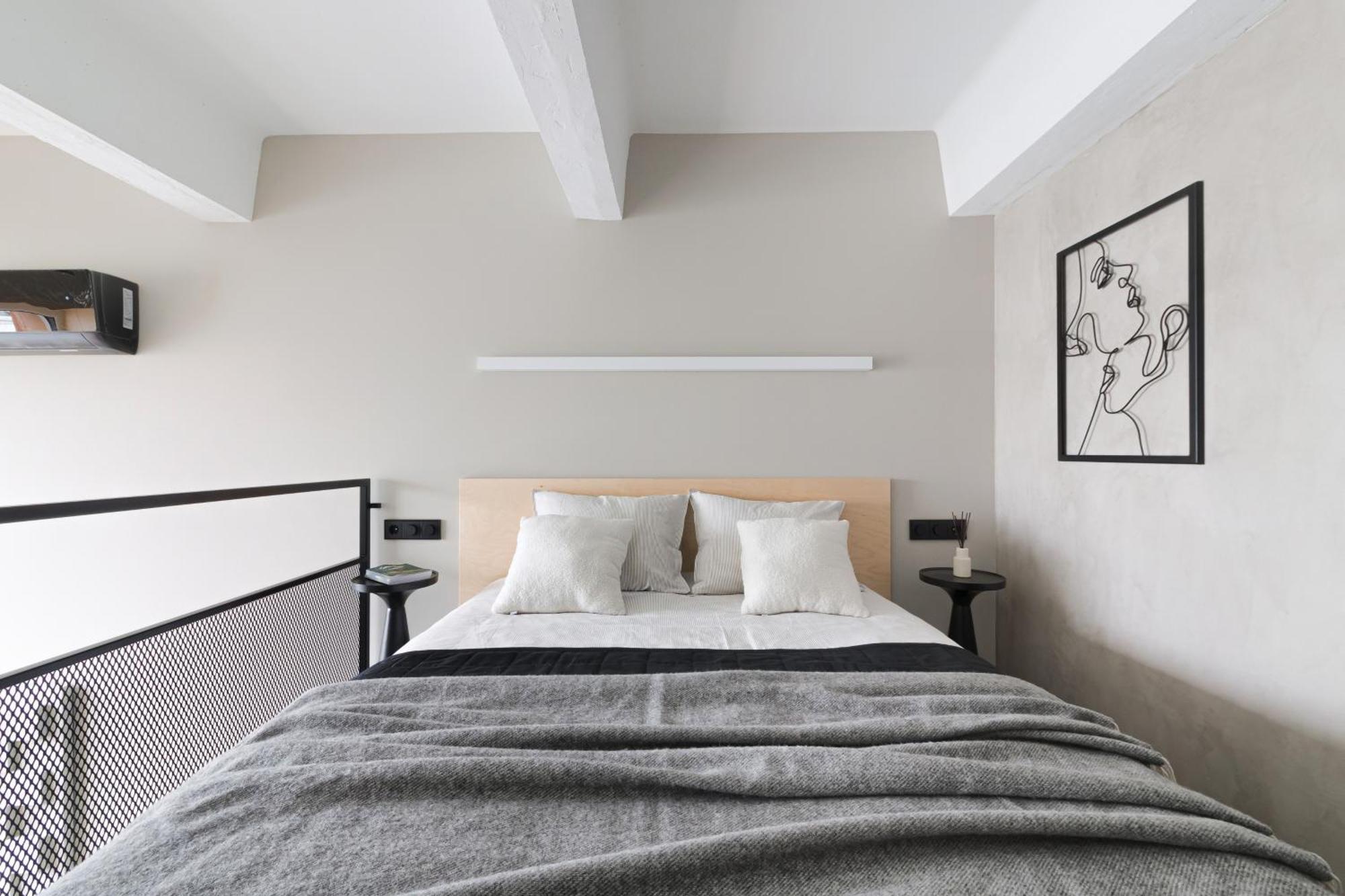 Stylish Designer Loft In Trendiest District *