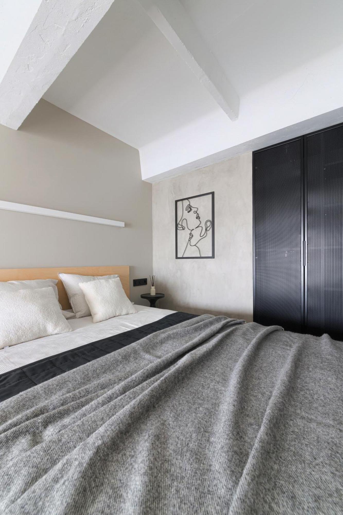 Stylish Designer Loft In Trendiest District *